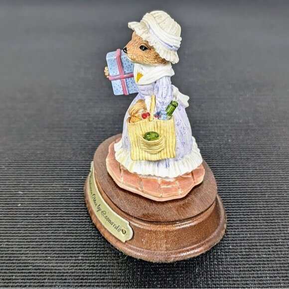Prudence Otter By Leonardo Figurine Little Nook Village GREAT CONDITION - Picture 5 of 6